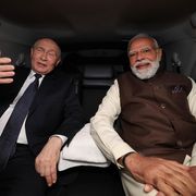 Il presidente russo Vladimir Putin in macchina nella capitale indiana con il primo ministro indiano Narendra Modi