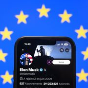 Un telefonino sulla schermata del profilo X di Musk