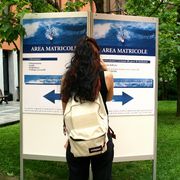 Una ragazza davanti al bivio della scelta dell'università