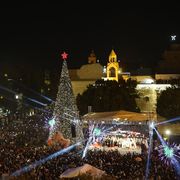 Si accende dopo due anni l'albero: è il Natale "resistente" di Betlemme