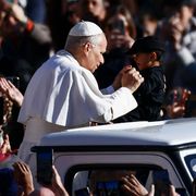 Il Papa: nessuno salva il mondo da solo. Dio potrebbe: ma vuole salvarlo con noi