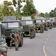 Una collana di uomini e mezzi dell'esercito cambogiano