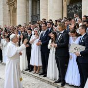 Papa Leone durante una recente udienza generale in piazza san Pietro con le coppie di novelli sposi
