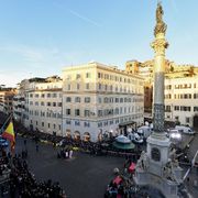 Il Papa all'Immacolata: «Illumina Roma di luce eterna»