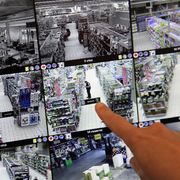 Furti in crescita nei negozi e nei supermercati: la colpa è anche delle casse automatiche