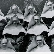 Un'immagine in bianco e nero mostra un gruppo di suore con il velo