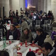 In piazza San Pietro la cena per 120 poveri. Anche grazie a un contributo "radiofonico"