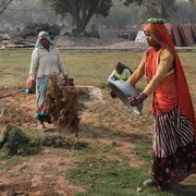 Donne indiane al lavoro in un cantiere edile