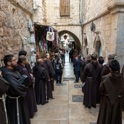 I commissari in processione per la Via Crucis lungo la via dolorosa a Gerusalemme