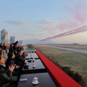 Il leader nordcoreano Kim Jong-un assiste alle celebrazioni per per l'80esimo anniversario della fondazione dell'Aeronautica militare dell'Esercito popolare coreano a Pyongyang