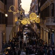 Spendere meno ma spendere meglio, il 40% italiani taglierà le spese di Natale puntando sulla qualità