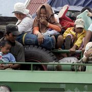 Civili in fuga sul confine tra Cambogia e Thailandia / ANSA