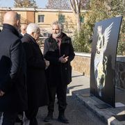Il presidente Sergio Mattarella con l'artista Eugenio Tibaldi nel carcere femminile di Rebibbia