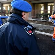 Detenuti impegnati in lavori socialmente a Roma sotto lo sguardo di un agente penitenziario