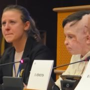 Un frame del video pubblicato da Radio Free Europe: il piccolo Roman racconta la sua storia e l'interprete accanto a lui si commuove