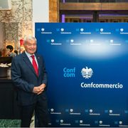 Il nuovo logo di Confcommercio. A sinistra, il presidente di Confcommercio Carlo Sangalli, a destra il segretario generale Marco Barbieri