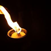 Una luce condivisa oltre l'odio: sentinelle nella notte