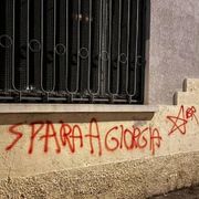 «Spara a Giorgia», scritta sulla sede della Lega a Busto Arsizio