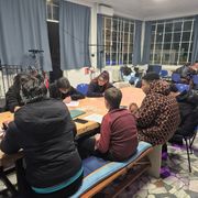 Un momento di confronto tra i ragazzi durante i laboratori di scrittura con il rap organizzati allo Spazio Nòva di Novara