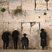 La preghiera davanti al Muro del pianto