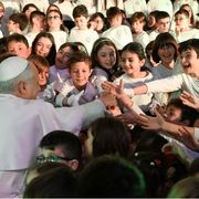 Il Papa ai bambini: «Con il canto scoprite che il Natale è un invito alla pace»