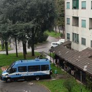 Una camionetta della polizia all'esterno del palazzo di via Quarti, 31 a Milano, dove è stata eseguita l'ordinanza di sgombero