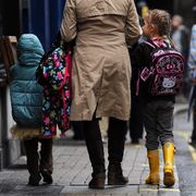 Una famiglia inglese, con due bambine, all'ingresso della scuola