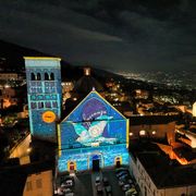 Arte e luci, il Natale ad Assisi accende la pace