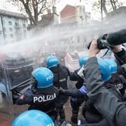 Torino, scontri tra antagonisti e forze dell'ordine al corteo per Askatasuna