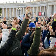 La benedizione dei Bambinelli del presepe in piazza San Pietro, nella quarta Domenica di Avvento, 21 dicembre 2025