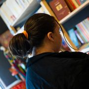 Un'adolescente legge un libro