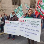 Esuberi e chiusure: il Natale “tagliato” dei dipendenti della Natuzzi