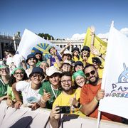 Vaticano, 29 luglio 2025: migliaia di giovani da tutto il mondo in piazza San Pietro per la Messa di benvenuto presieduta dall'arcivescovo Rino Fisichella per il Giubileo dei giovani