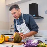 Don Pierluigi Plata in cucina