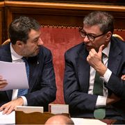 Il ministro dell’Economia e delle Finanze, Giancarlo Giorgetti, con il ministro delle Infrastrutture e dei Trasporti, Matteo Salvini durante il voto di fiducia in Senato sulla legge di bilancio 2026, Roma, 23 dicembre 2025 / ANSA