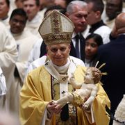 Il Papa nella notte di Natale: se non si accoglie l’uomo, non si accoglie Dio