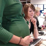 Si vedono tre donne di cui una incinta davanti al pc