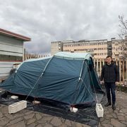 Il sindaco di Isernia e le notti in tenda per salvare l'ospedale
