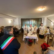 Redaelli e la Messa nell'androne: «Dio non è al di sopra del mondo»