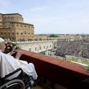 I doni di Francesco e Leone, nell'anno inatteso della Chiesa