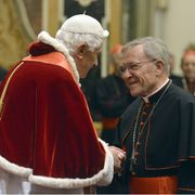 Papa Benedetto XVI e il cardinale Walter Kasper in occasione degli auguri di Natale alla Curia Romana. L’incontro avvenne il 21 dicembre del 2012 nella Sala Clementina