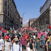 La politica «che fa schifo» e il bisogno di scendere in piazza