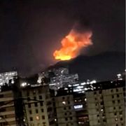 Una colonna di fumo si innalza durante una serie di esplosioni nelle prime ore del mattino a Caracas, in Venezuela, in un fermo immagine tratto da un video ottenuto da Reuters