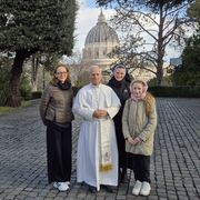 Se passeggiando nei Giardini vaticani incontri il Papa (e lui si ferma a chiacchierare)