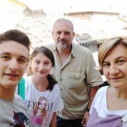 Gaia Bartolini, seconda da sinistra, assieme ai genitori, Barbara e Alverio, e al fratello Federico, durante una vacanza