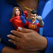 Una donna di Caracas stringe tra le mani le statuine di Nicolas Maduro e della moglie Cilia Flores, catturati e portati via dal Paese