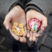 Le statuine di Gesù bambino in mano a un ragazzino in piazza San Pietro