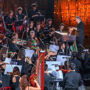 Muti dirige ad Opera l'Orchestra del mare: in carcere la “musica senza barriere”