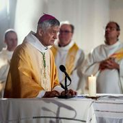 Il vescovo di Sion Jean-Marie Lovey durante la Messa di ieri per le vittime di Crans-Montana