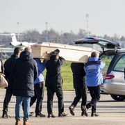 L'arrivo dei feretri delle vittime di Crans-Montana all'aeroporto di Linate